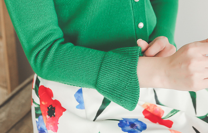 贝尔珍珠扣袖口V字领开衫