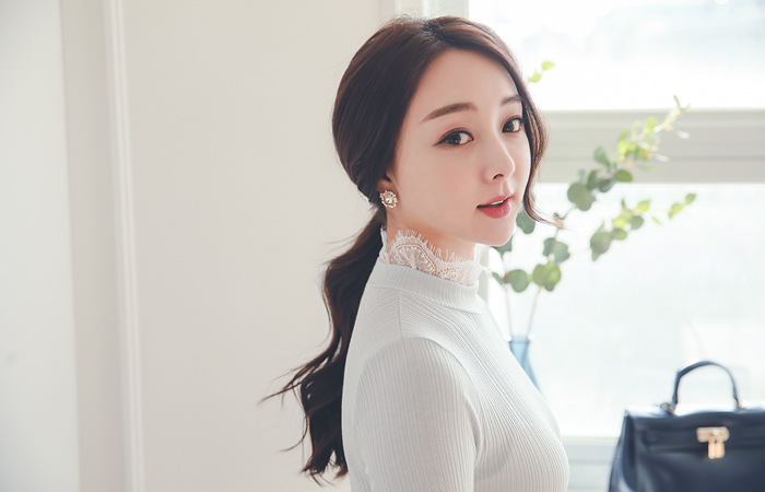 透明蕾丝领和袖口T恤