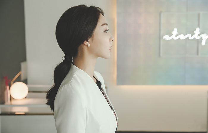 女人珍珠胸针纯色外套