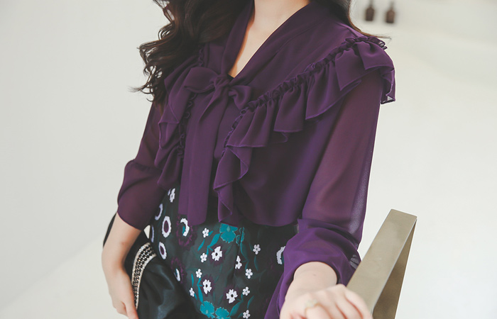 行皱褶领带透明女衬衫