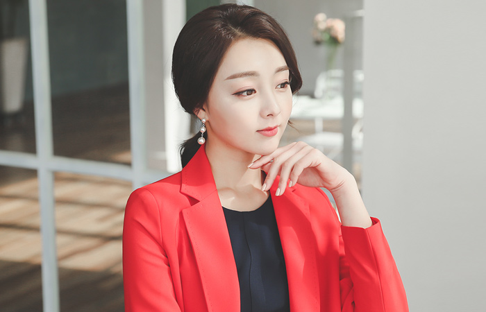 双口袋缝量身定制的西装领型长外套