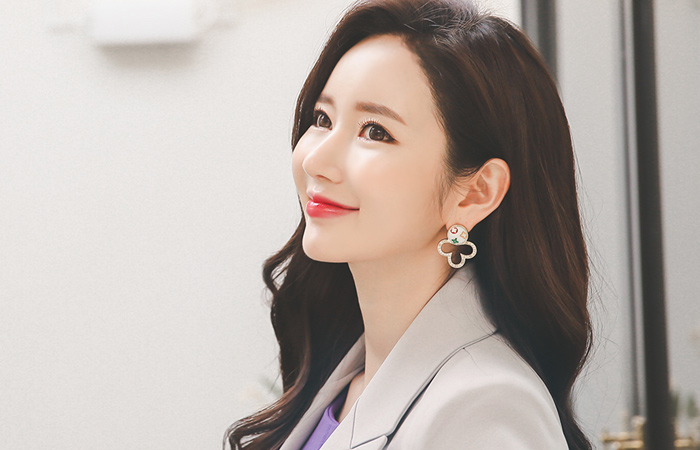 女人一个线条龙珍珠扣外套