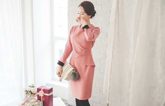 捏梅花褶饰四舍五入页连衣裙