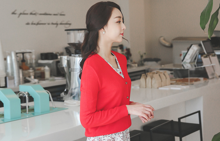 生动的基本V字开开衫