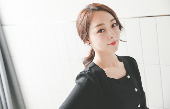 侧面珍珠按钮方形的脖子女人衬衫