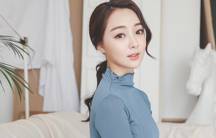 有皱褶脖子的丝绸女衬衫