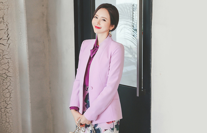 站在纯色修身外套