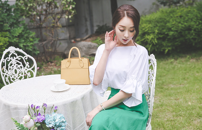 浪漫的胭脂返回丝带女人