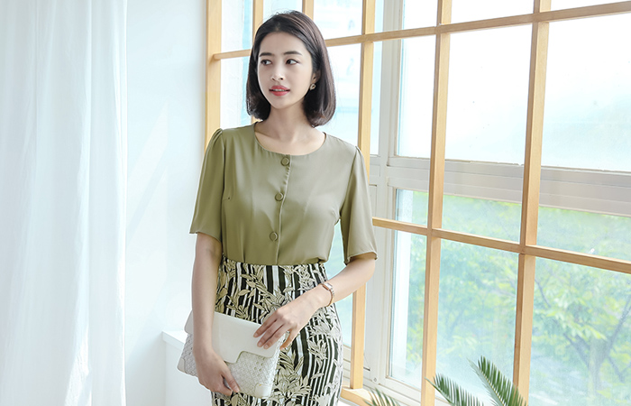 纽扣线圆领女衬衫