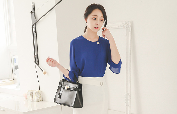 大按钮折叠圆领女衬衫