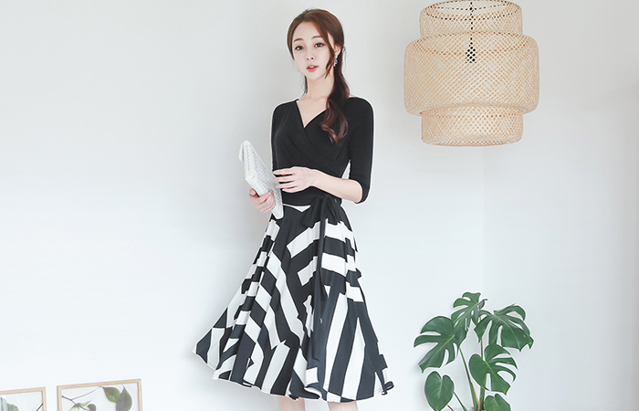 现代彩色包裹喇叭连衣裙