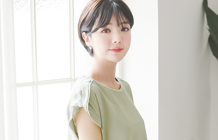 切割肩珍珠纽扣女人衬衫