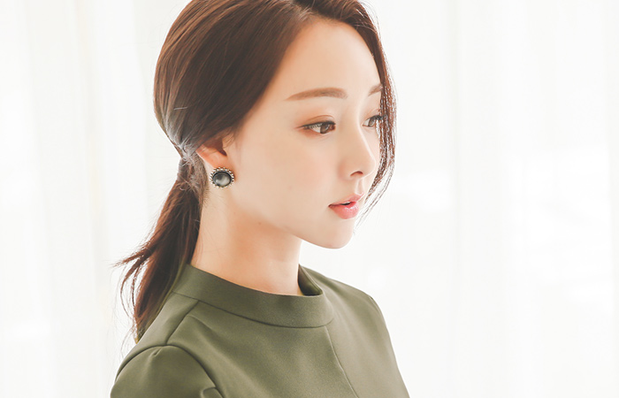 现代女按摩师美人鱼线条连衣裙