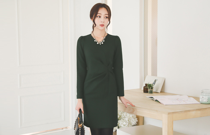 管道珍珠项链颈部褶皱连衣裙