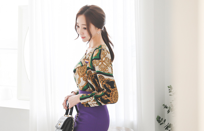 文艺复兴时期的柔滑纹理兜帽脖子女人