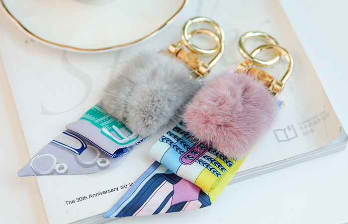 Twilie的牛仔服装毛皮钥匙圈