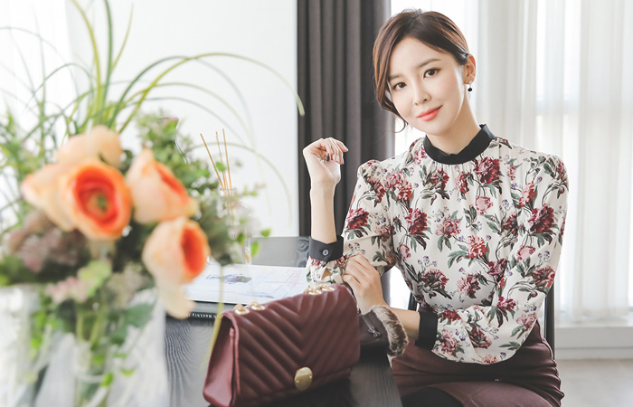 灵活的Tadellion剪脖子女人