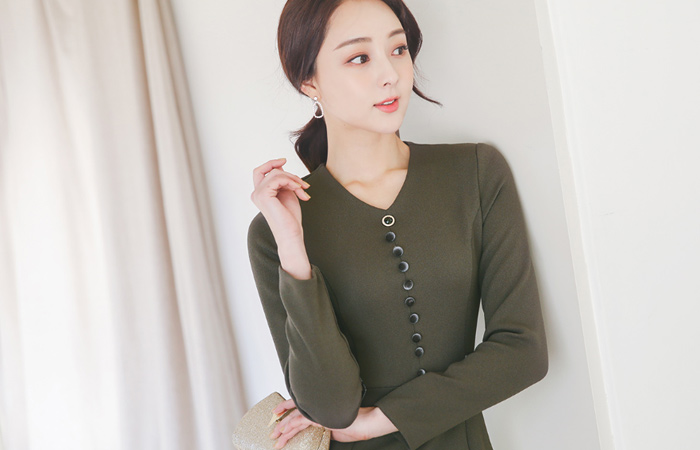 丝芙豆豆纽扣V字领弹力连衣裙