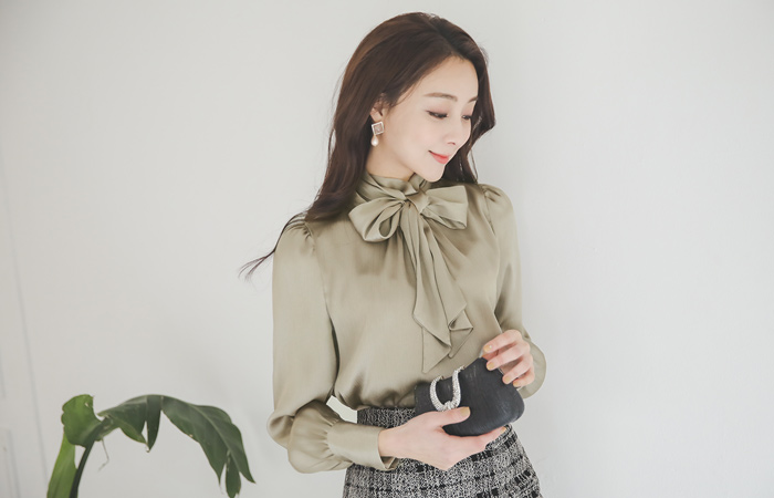 闪亮绸带围巾高龄金色衬衫