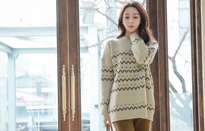 波纹图案宽松圆领长款针织衫