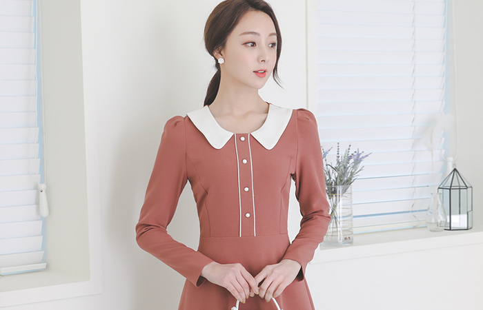 滚边配色领子喇叭连衣裙