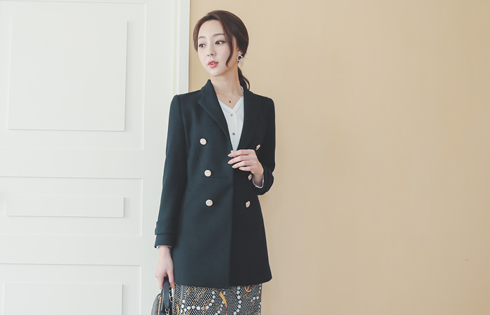 三个双金色纽扣扣 外套