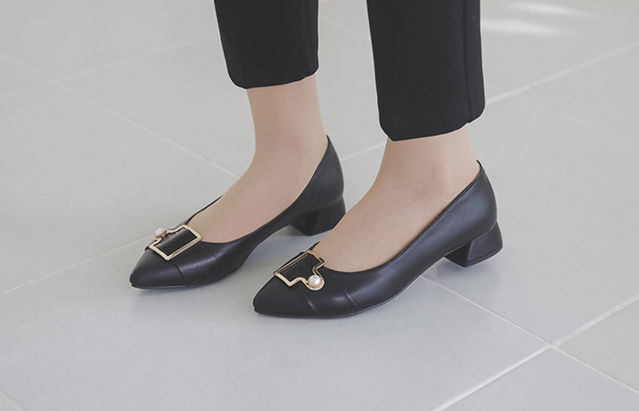 珍珠金色线带扣中跟鞋