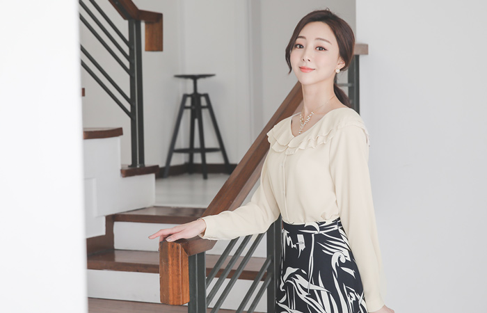 二重褶皱领子V字领罩衫