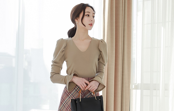 独特V字领喇叭袖泡泡袖T恤