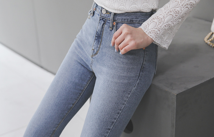 石洗色调休闲风格喇叭牛仔裤