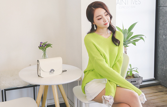 蕾丝袖口宽V字领针织