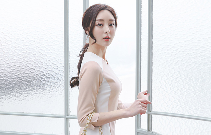 钻石线条配色圆领弹力连衣裙