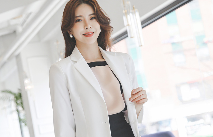 单个珍珠三个纽扣合身定制夹克