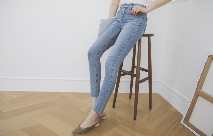 日常底端剪裁水洗紧身牛仔裤