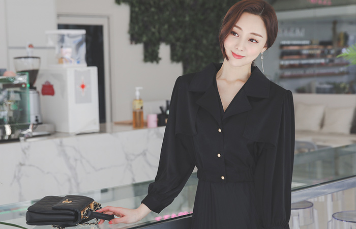 金色纽扣大领后面褶皱束腰夹克