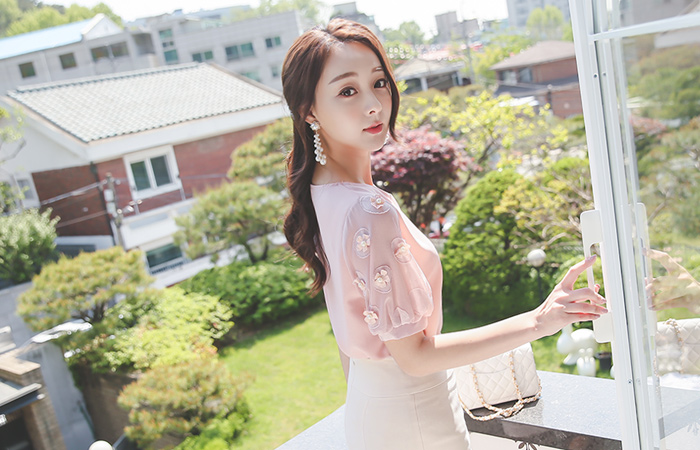 花瓣圆领女衬衫