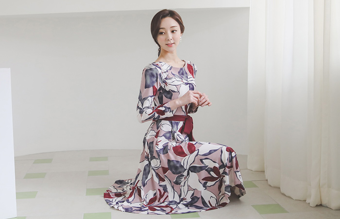 鲜艳花腰带喇叭连衣裙