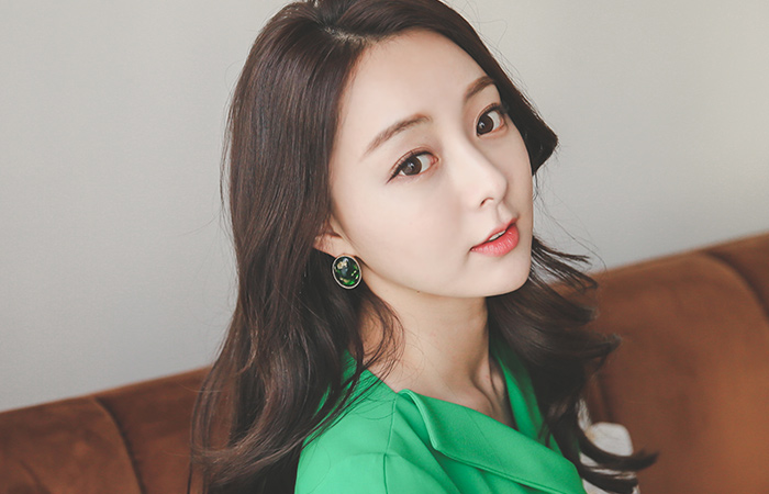 平底鞋V字领双排扣连衣裙