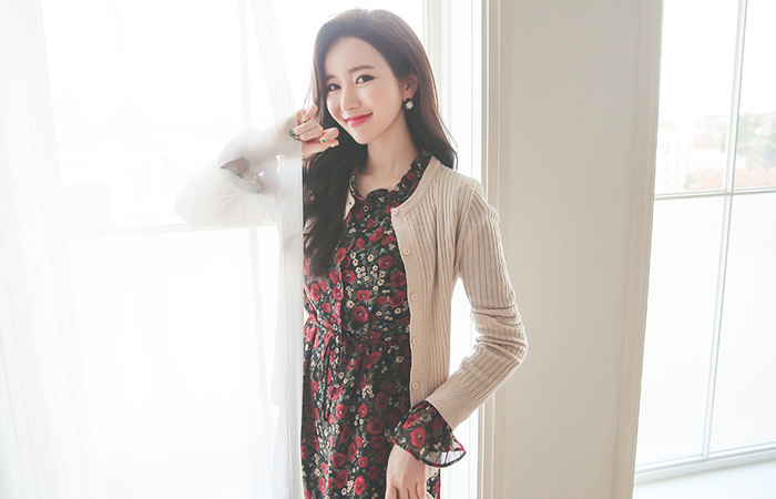 基本的贴身圆领开衫