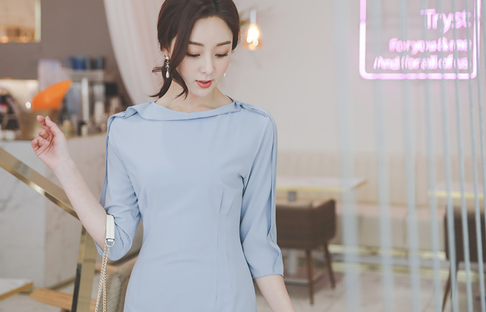 船形领 简单裁剪 褶裥 弹力 连衣裙