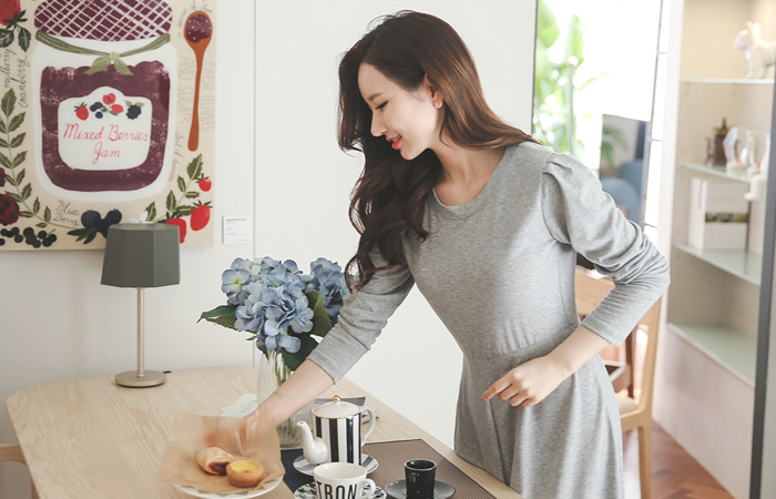 褶饰肩宽长款连衣裙