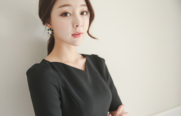 仿古金片绣切割连衣裙