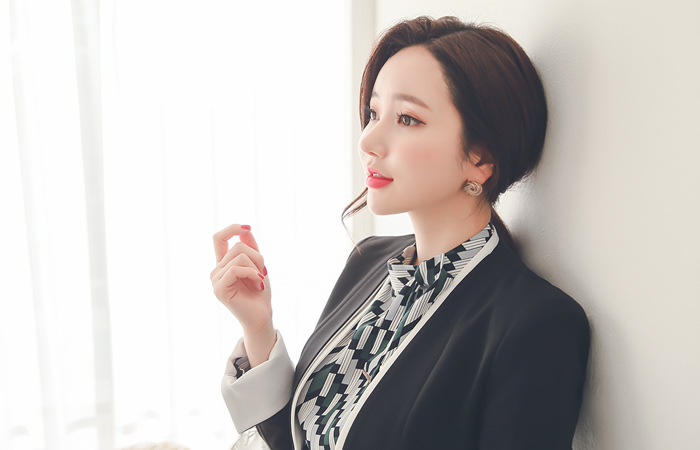 白色线纯色外套