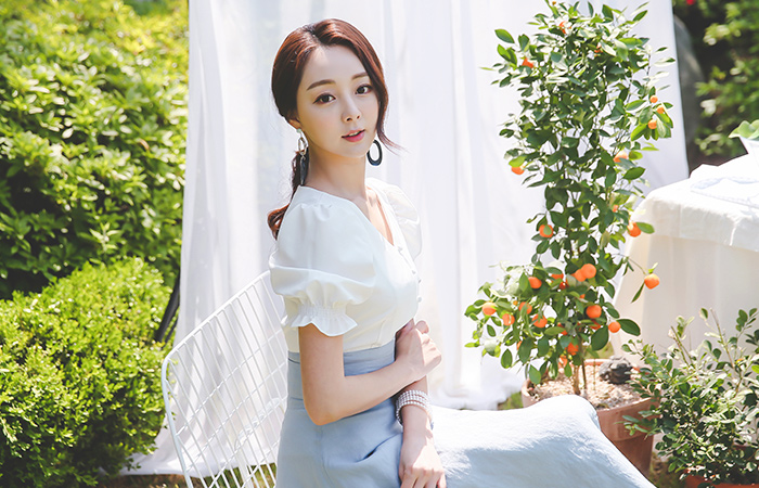 浪漫黑烟卷毛女人