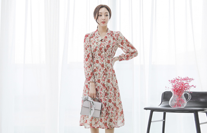 基本花色玫瑰图案喇叭领子连衣裙