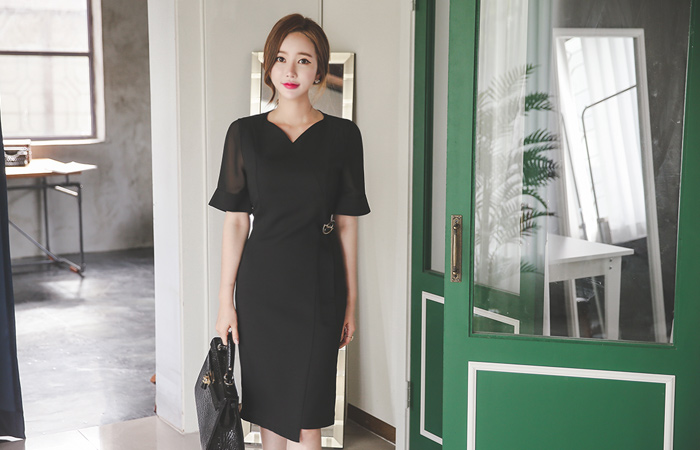 高贵的心颈部带胸针连衣裙