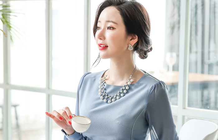 透明袖子剪裁连衣裙