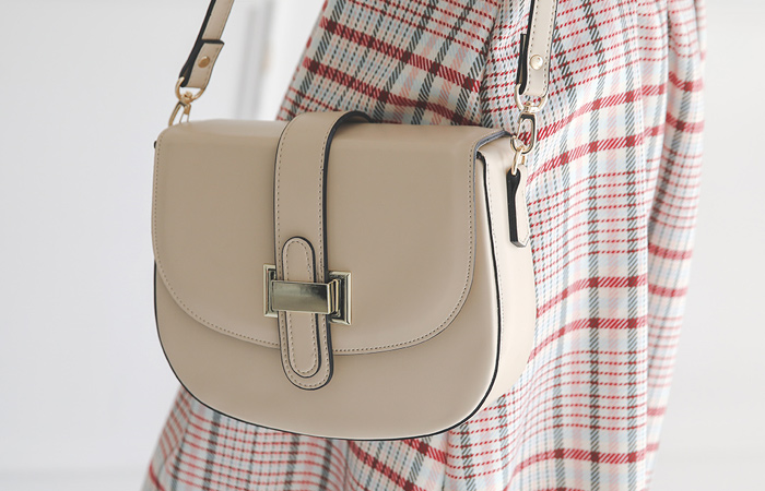 [模特穿36次]半月形 金条装饰 翻盖风格 斜挎包