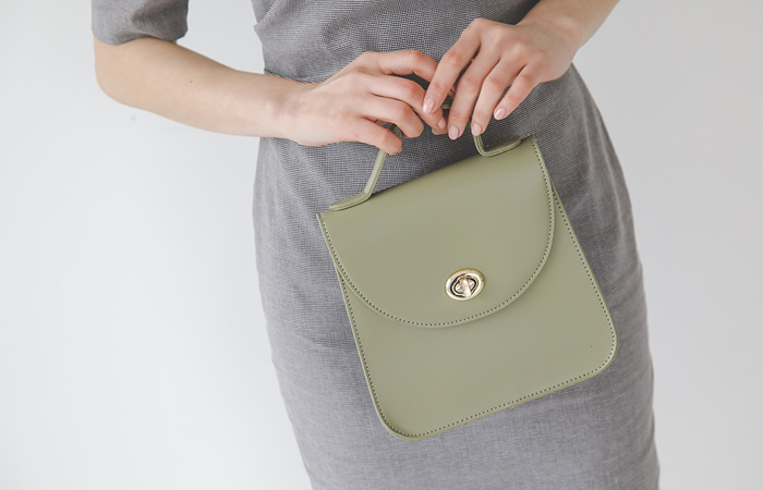 [模特穿36次]金色扣环 修身 手提包