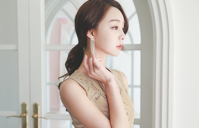 侧偏蕾丝连衣裙